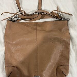 Elegant Tan Leather Shoulder Bag